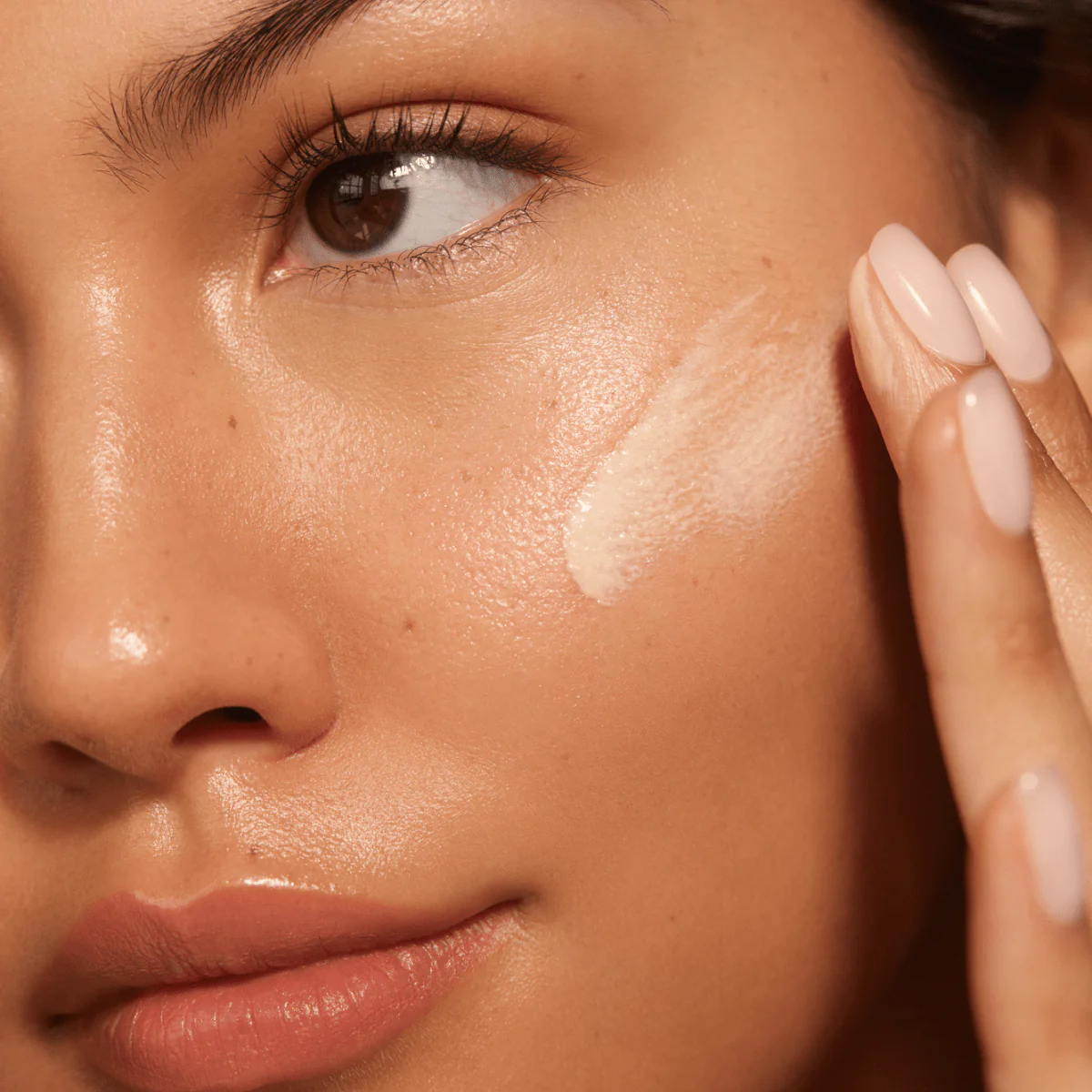 SolarGlow ™ Mineral Serum Sunscreen (Tester) - Image 4